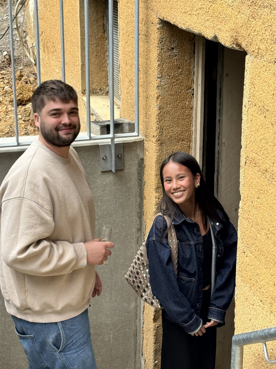 Studierende vor dem Eingang zum Raum der Stille