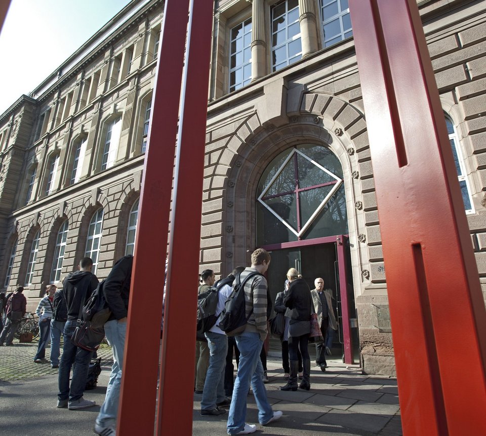 Studierende betreten Bau 1 der HFT über den Haupteingang