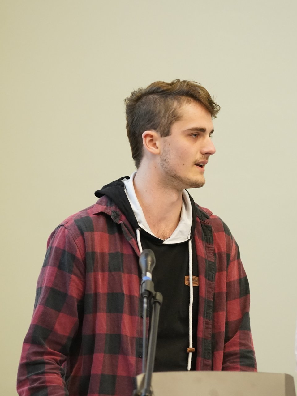 Student und Rektorin Katja Rade beim Klimaplanspiel 2025