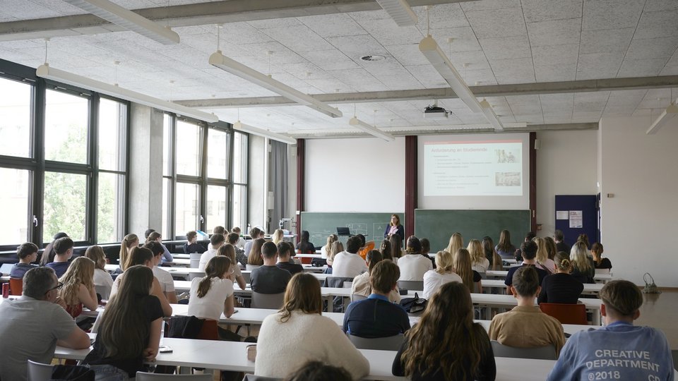 Kurzvorträge zu den Studiengängen Betriebswirtschaftslehre und Wirtschaftspsychologie an der HFT Stuttgart
