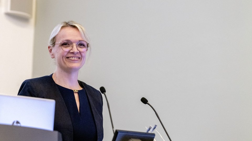 Die neue Kanzlerin Brigitte Heintz Cuscianna am Rednerpult
