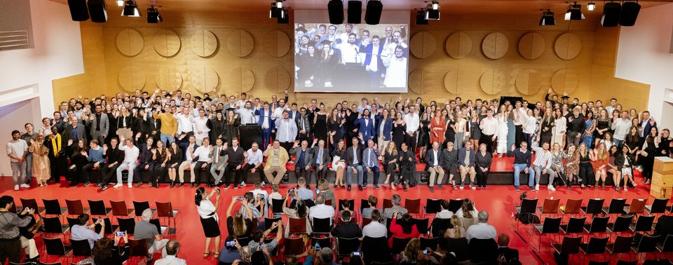 Gruppenbild der Absolvent:innen der Fakultäten A und C im Hospitalhof
