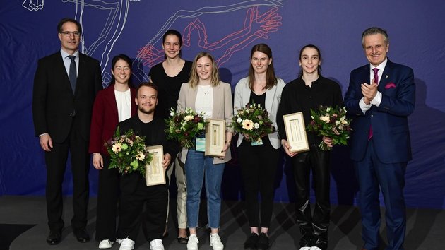 Mehrere Personen auf der Bühne, mit dabei ist Yannis Fischer bei seiner Auszeichnung als Sportler des Jahres.