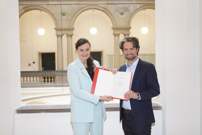 Rektorin mit neu berufenem Professor