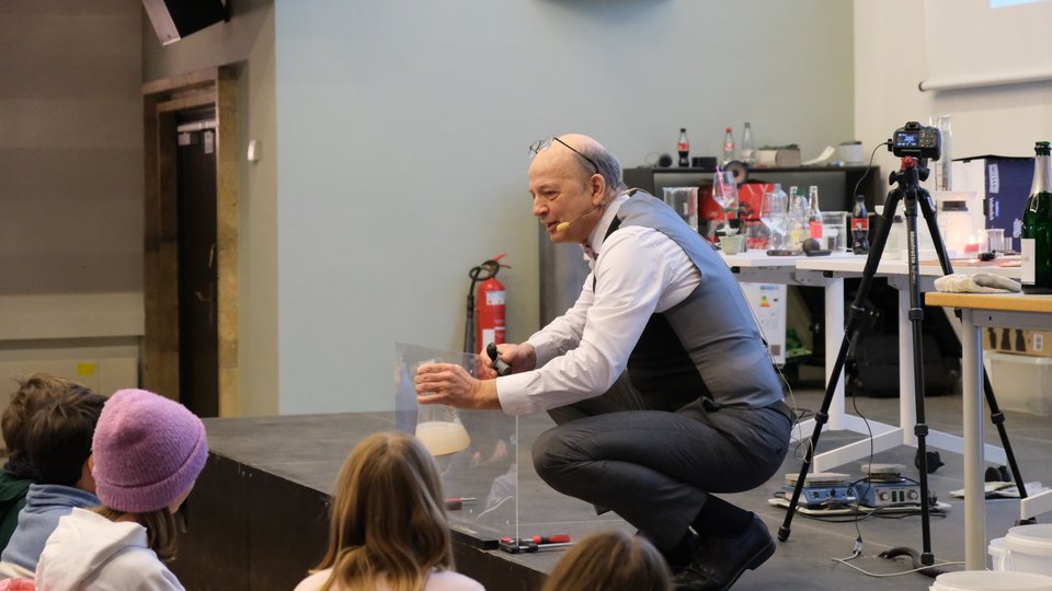 Professor Beck im Gespräch mit Schüler:innen bei der Weihnachtsvorlesung 2025