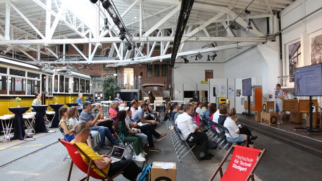 Publikum im Srtaßenbahnmuseum