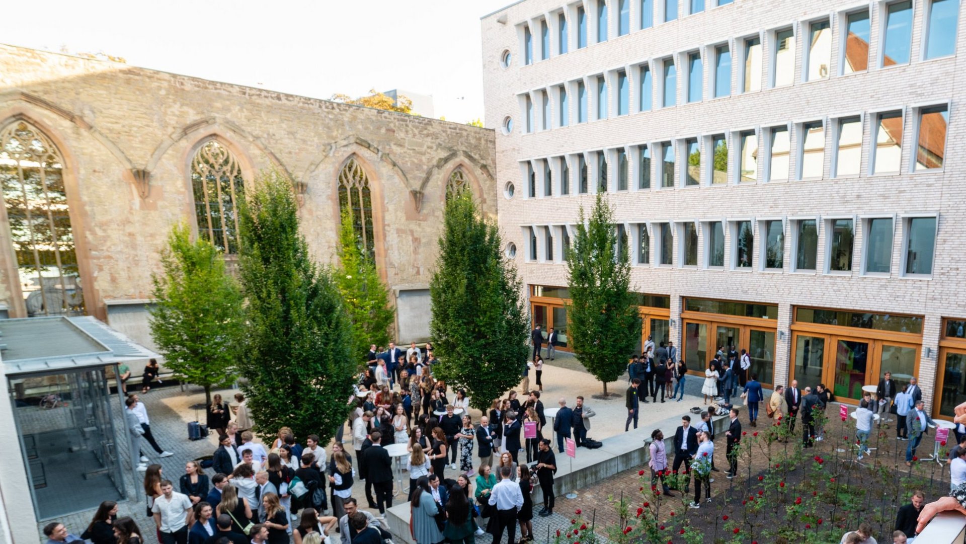 Blick vom Balkon in den Innenhof des Hospitalhofs mit vielen Personen