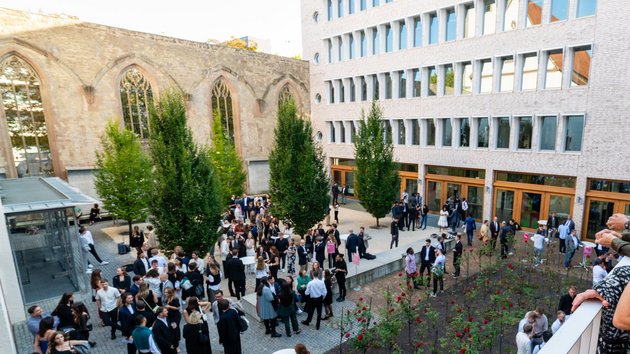 Blick vom Balkon in den Innenhof des Hospitalhofs mit vielen Personen