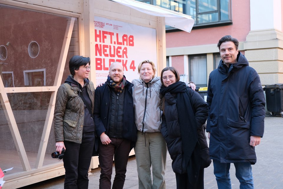 Personen bei der Einweihung von Block Vier