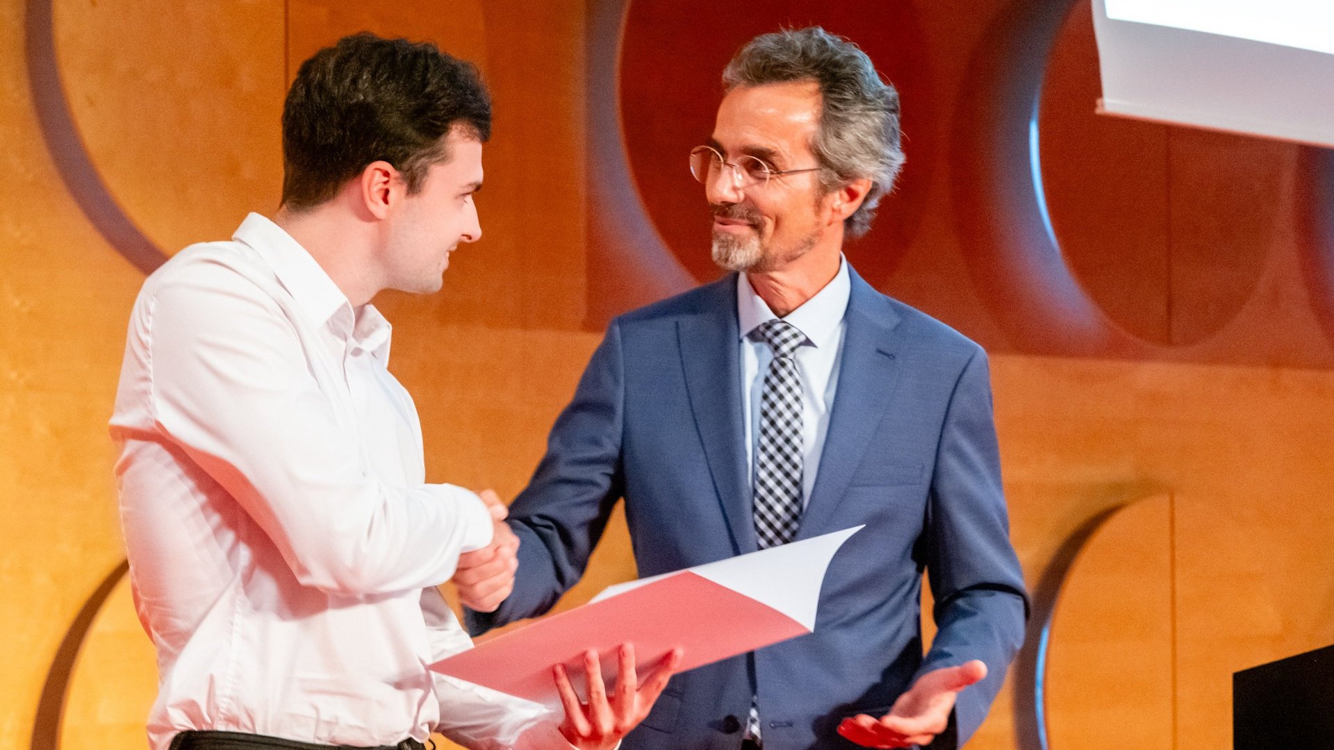 Bernd Göhner und Preisträger Alexander Jason Harm