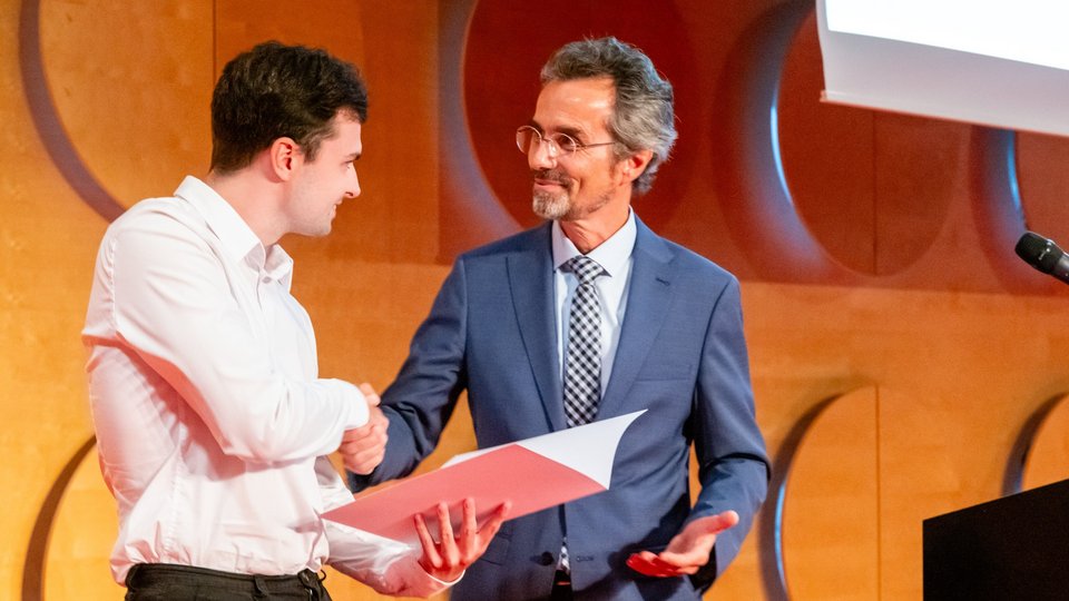 Bernd Göhner und Preisträger Alexander Jason Harm