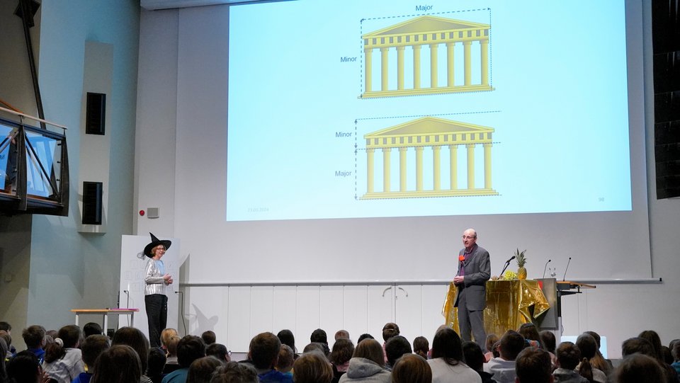 Blick in die Aula mit Kindern