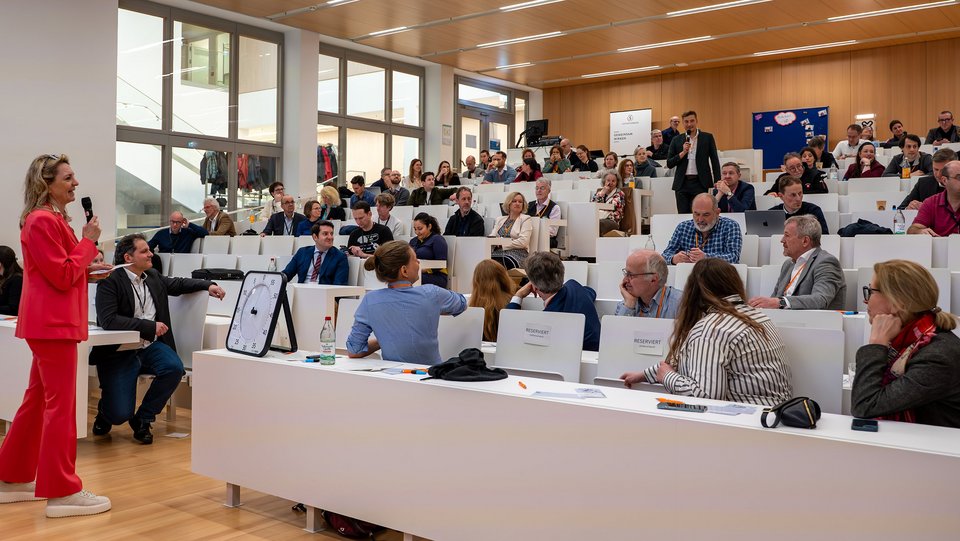 Lehrende der Akademie Ausgezeichnete Hochschullehre bei einem Treffen der Akademie