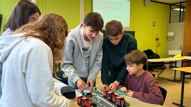 Schüler:innen beschäftigen sich mit dem Thema Mobilität
