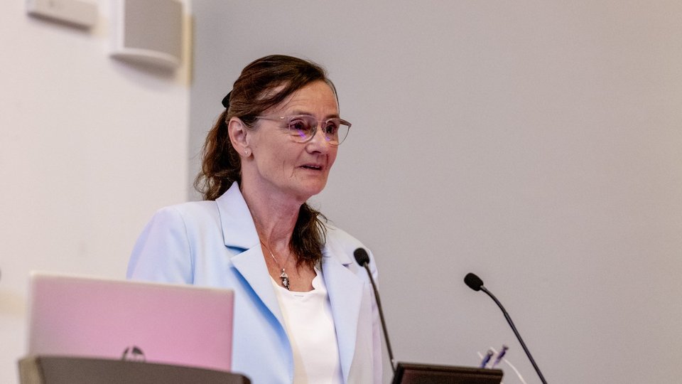 Rektorin Prof. Dr. Katja Rade am Rednerpult