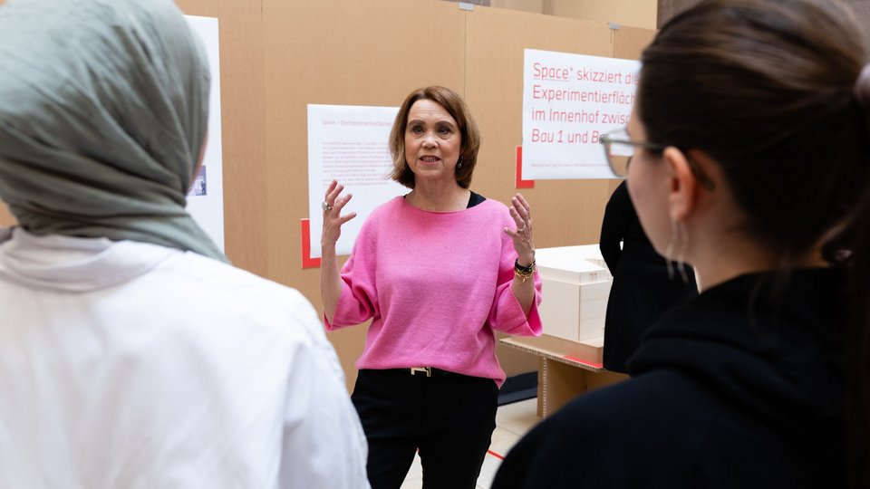 Besuch der Ministerin Olschowski an der HFT Stuttgart - im Gespräch
