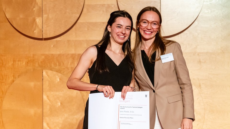 Jana Riedel und Marlene Schneller mit ihrer Urkunde