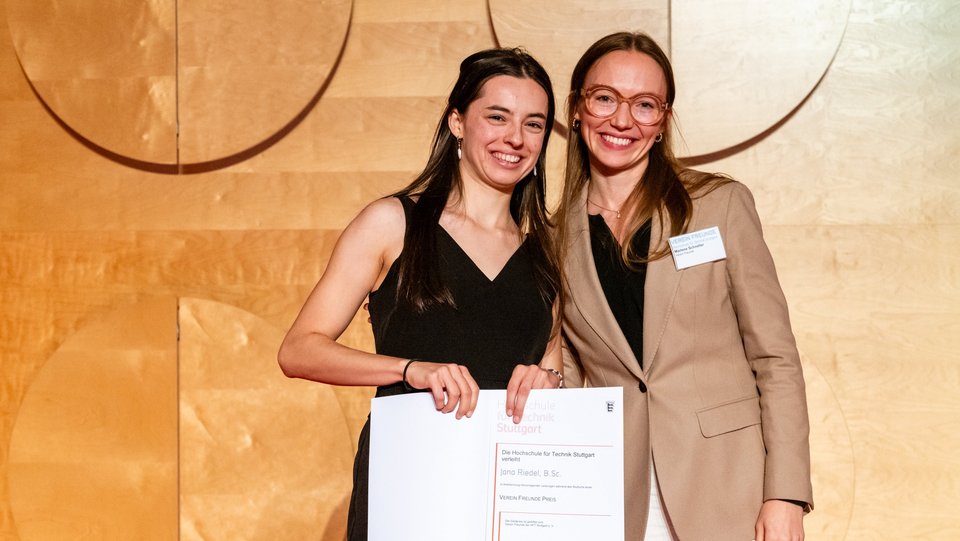 Jana Riedel und Marlene Schneller mit ihrer Urkunde