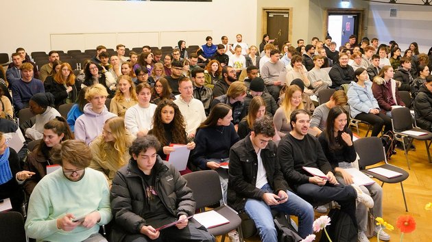Studierende in der Aula