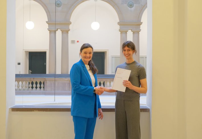 Rektorin mit neu berufener Professorin