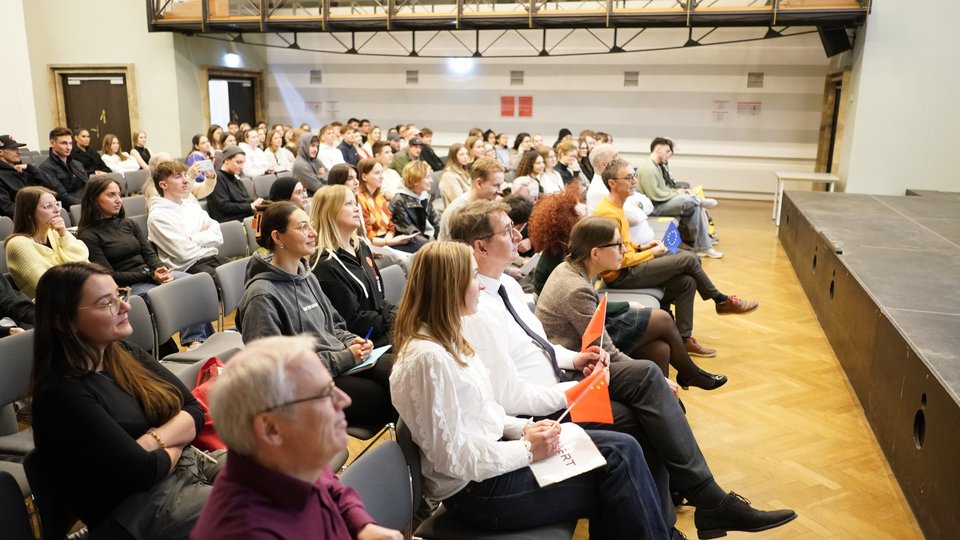 Blick ins Auditorium beim Klimaplanspiel 2025