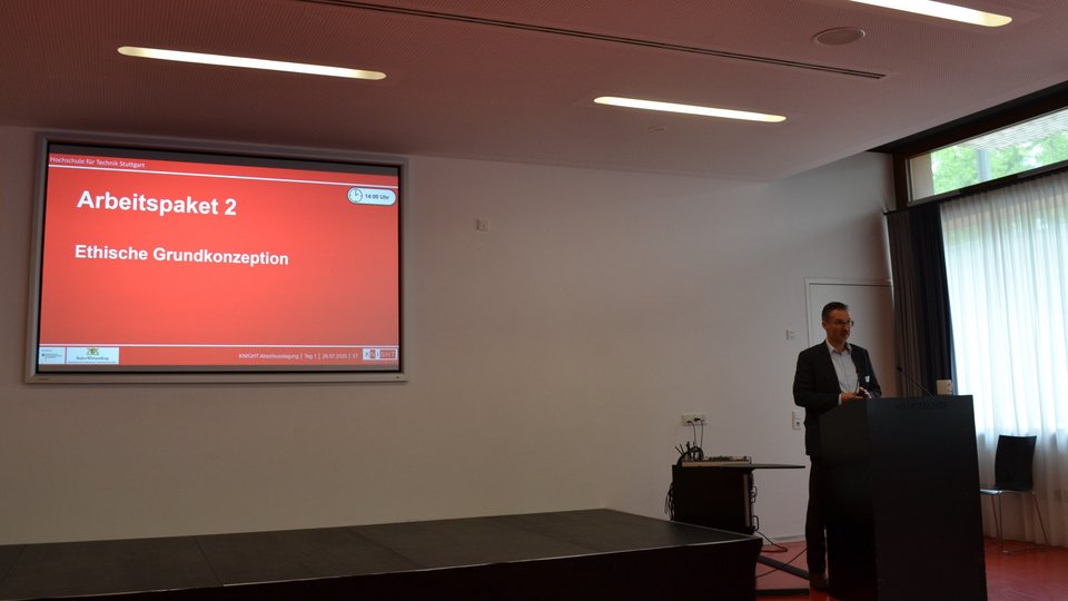 Prof. Dr. Tobias Popovic stellt Arbeitspaket 2 vor.