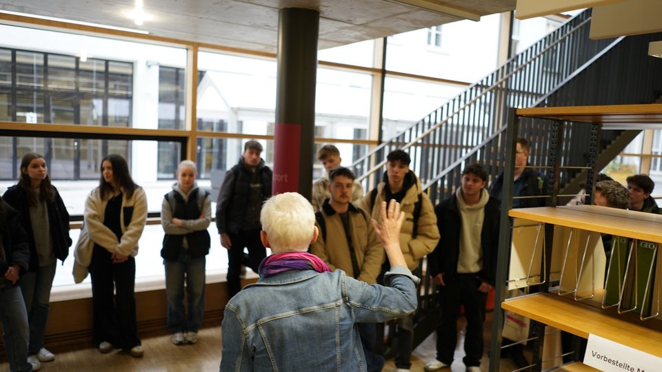 Studierende bei einer Campusführung