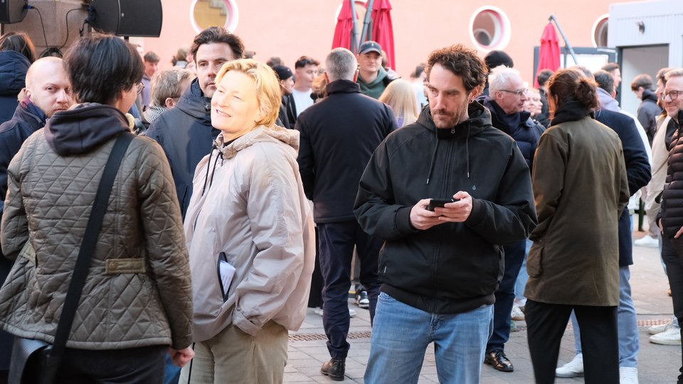 Personen bei der Einweihung von Block Vier