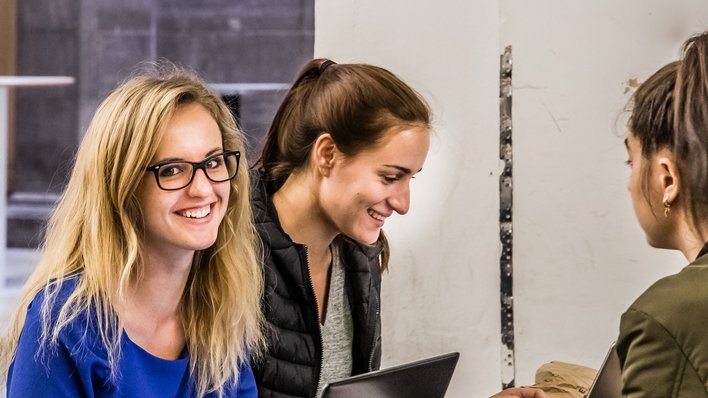 Studentinnen an der HFT Stuttgart