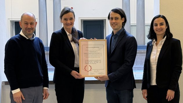 Dr. Matthias Eisenmann, Mitglied des Vorstands der Akademie Ausgezeichnete Hochschullehre e. V., überreicht HFT-Rektorin Prof. Dr. Katja Rade die Fördermitgliedschaft. Rechts im Bild: Prof. Dr. Melanie Baur, Gewinnerin des Landeslehrpreises Baden-Württemberg 2025 und neues Mitglied in der Akademie sowie Prof. Dr.-Ing. Jan Cremers, Dekan der Fakultät Architektur und Gestaltung, der sich im Vorstand der Akademie als Beisitzer engagiert.