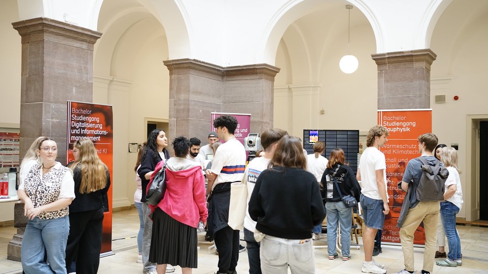 Beratung bei der Studieninformationsveranstaltung an der HFT Stuttgart