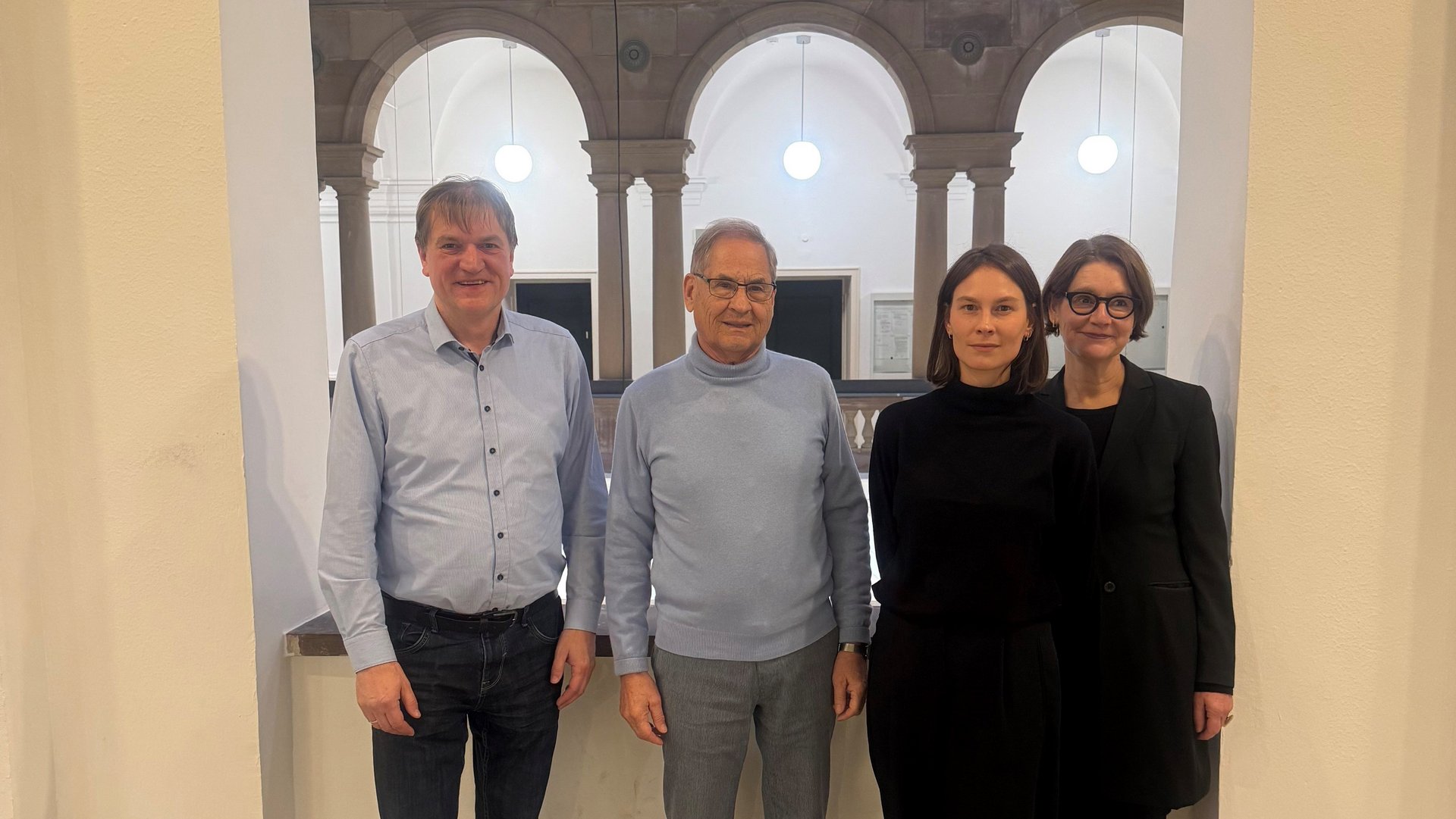 Gruppenbild mit vier Personen, darunter die geförderte Promotionsstipendiatin.