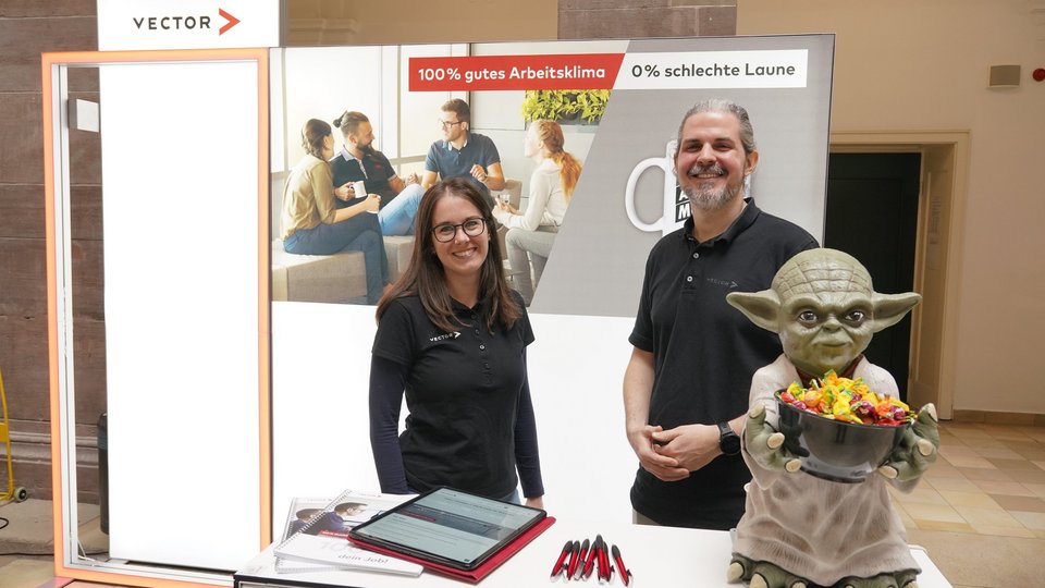 Gruppenbild vor einem Informationsstand