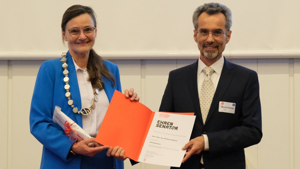 Urkundenübergabe an Herrn Göhner durch Rektorin Katja Rade