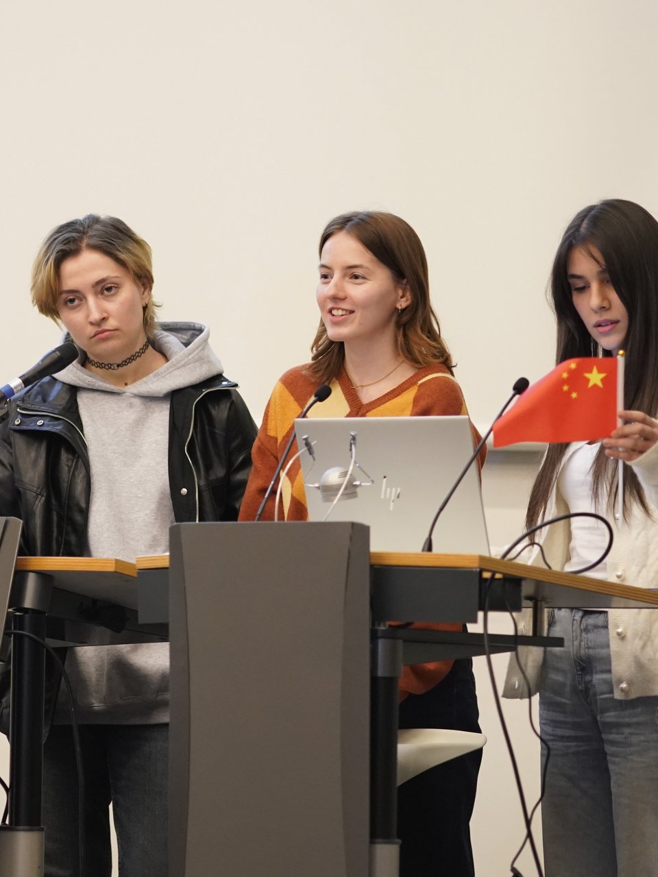 Studentinnen beim Klimaplanspiel 2025