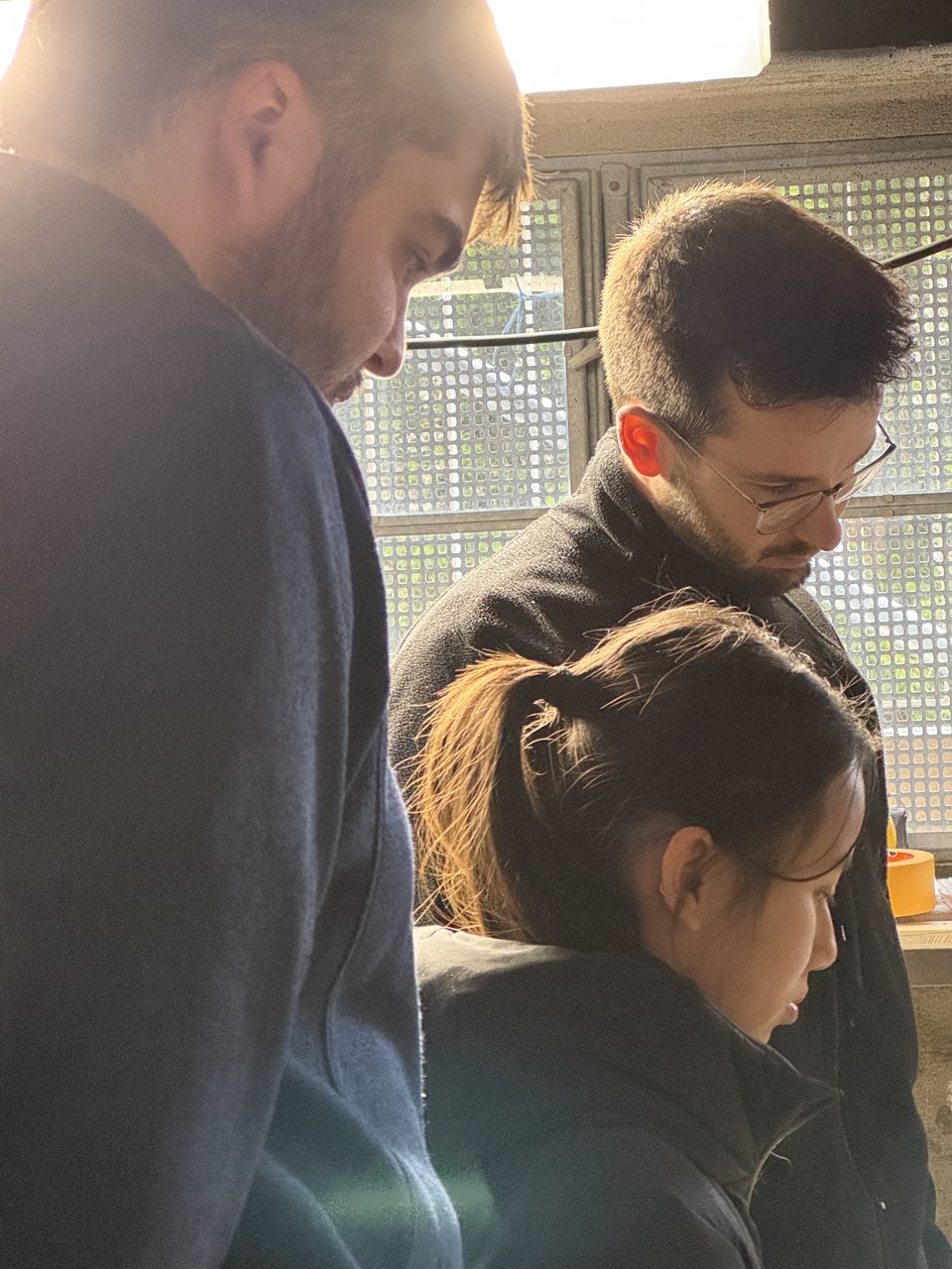 Drei Studierende im Raum der Stille im Rohbau