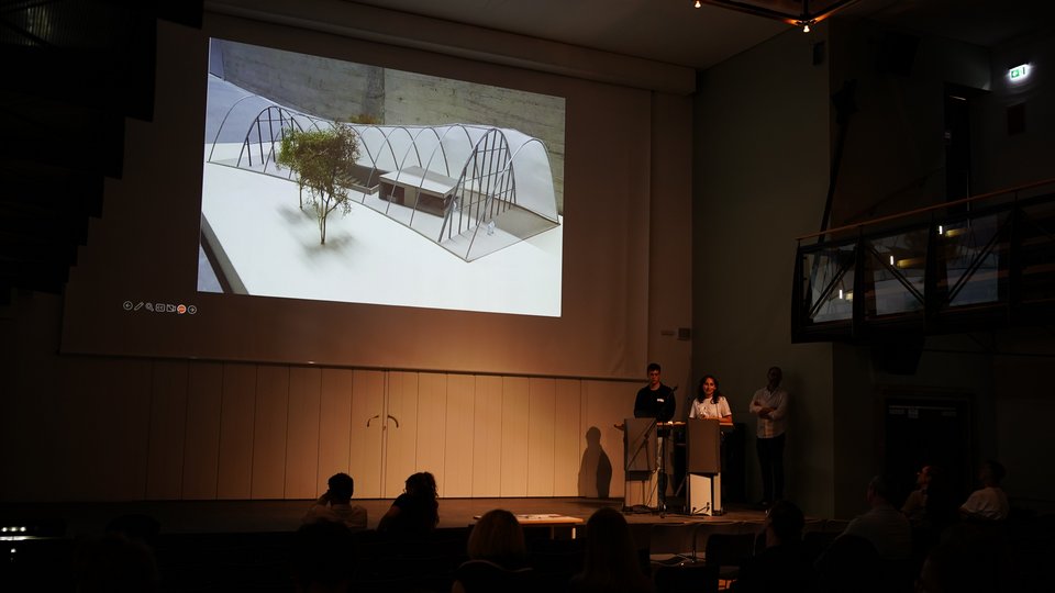 Der Studiengang Bachelor Architektur präsentiert sich in der Aula der HFT Stuttgart