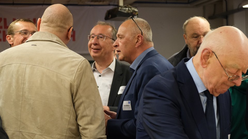 Fotos vom Fest, Menschen im Gespräch