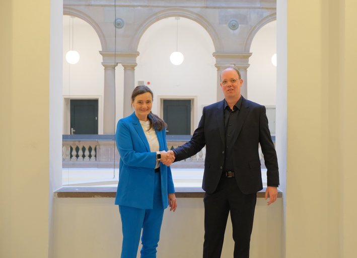 Rektorin mit neu berufenem Professor