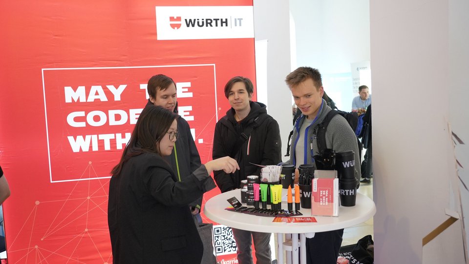 Studierende werden am Infostand beraten