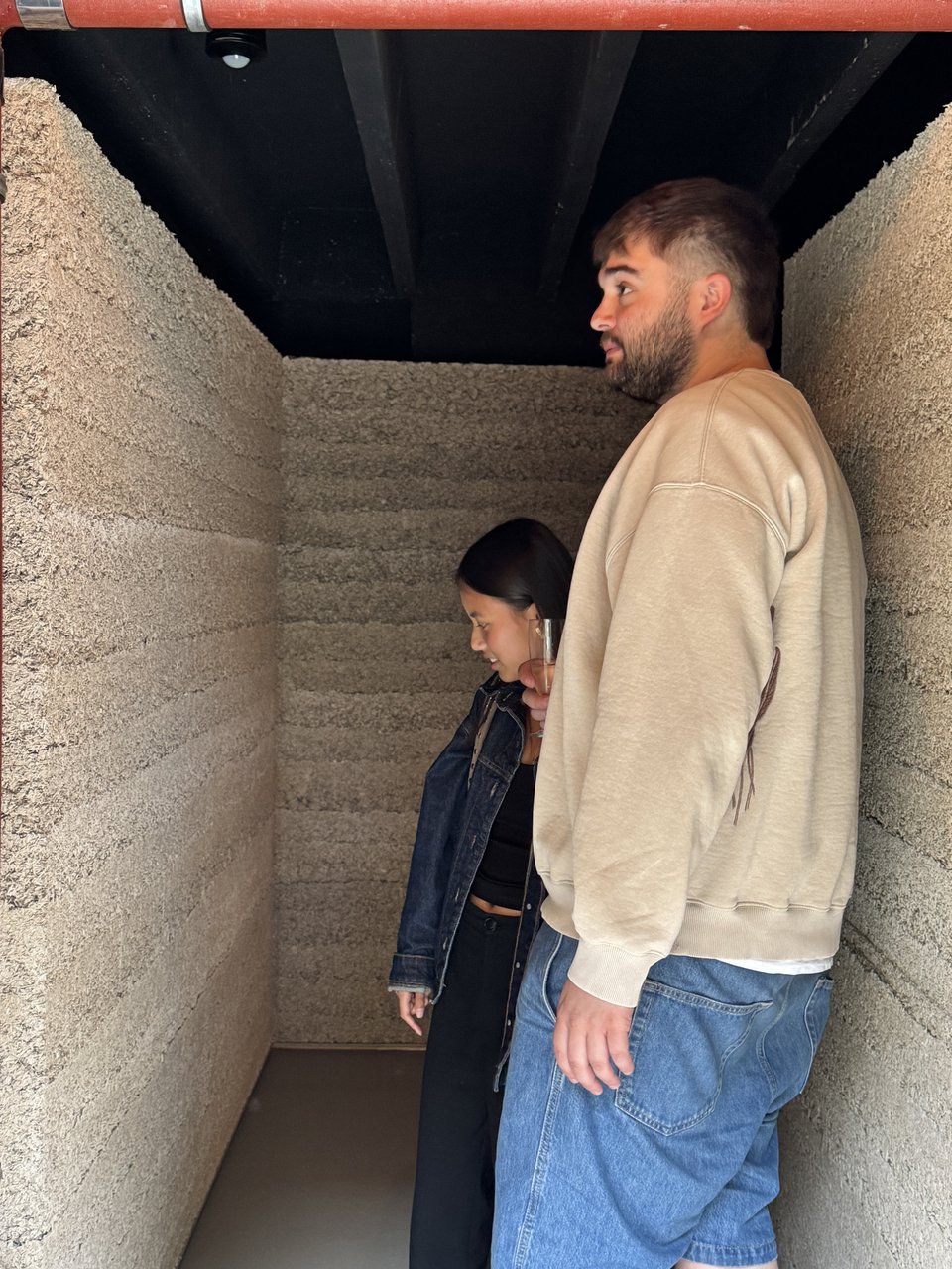 Studierende im Eingang zum Raum der Stille