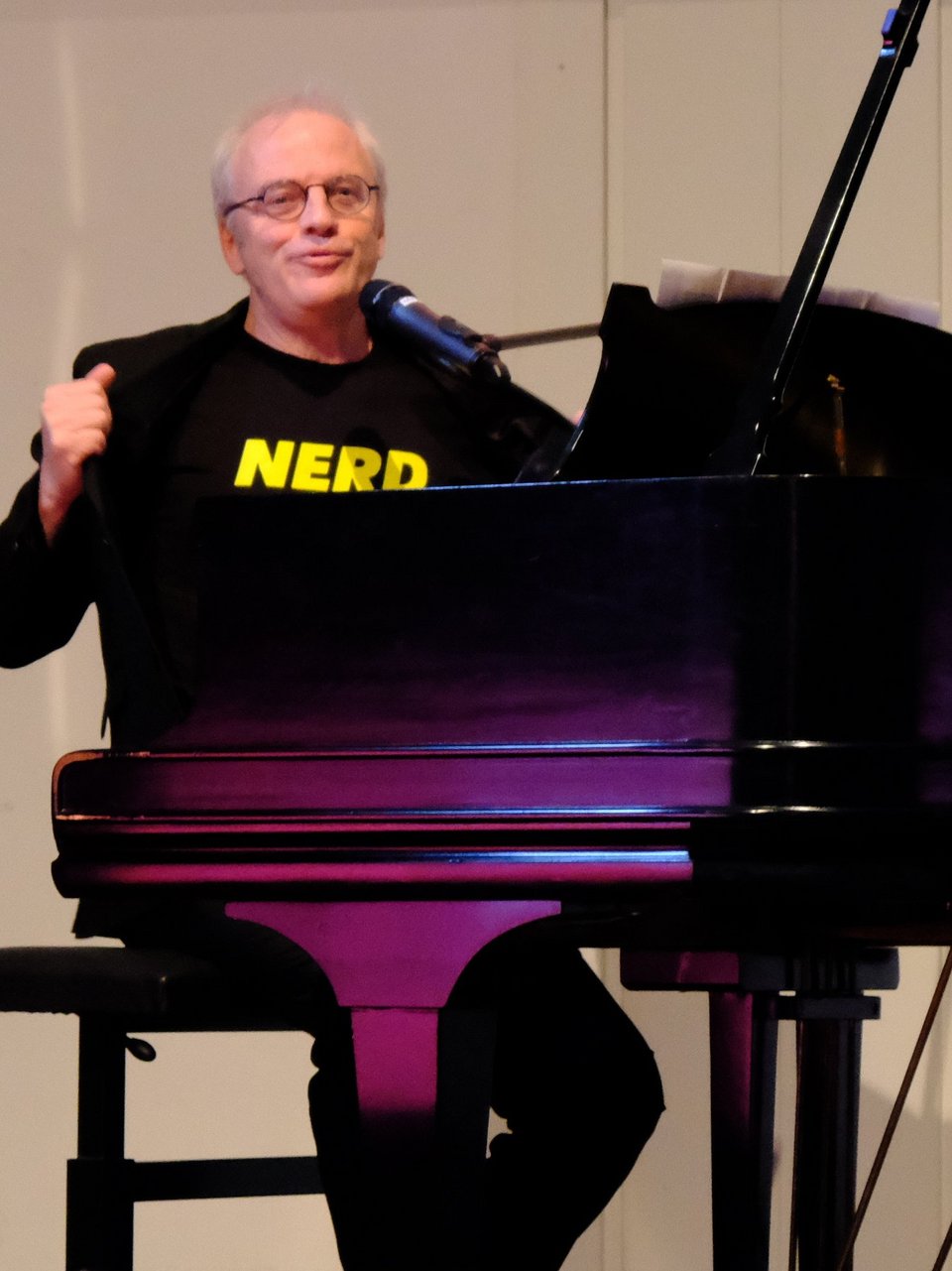 Kabarettist Timm Sigg am Klavier