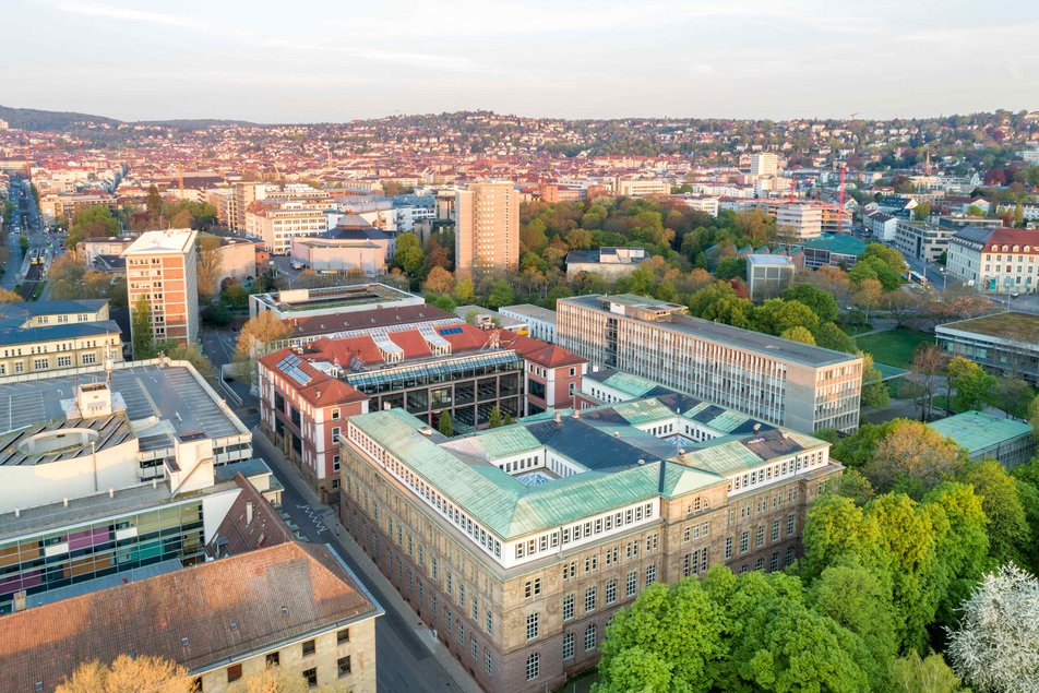 Ein Luftbild der gesamten Gebäude der HFT Stuttgart - dort können Studentinnen und Studenten in 35 Studiengängen praxisnah und mitten in der Stadt studieren