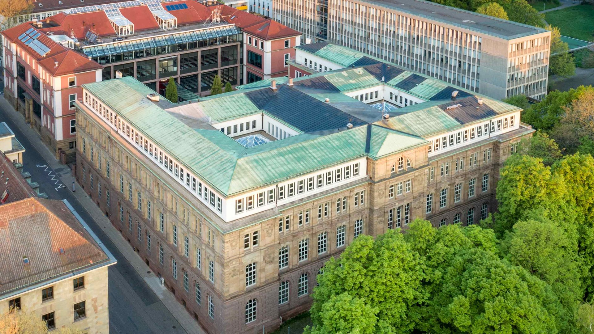 Ein Luftbild der gesamten Gebäude der HFT Stuttgart - dort können Studentinnen und Studenten in 35 Studiengängen praxisnah und mitten in der Stadt studieren