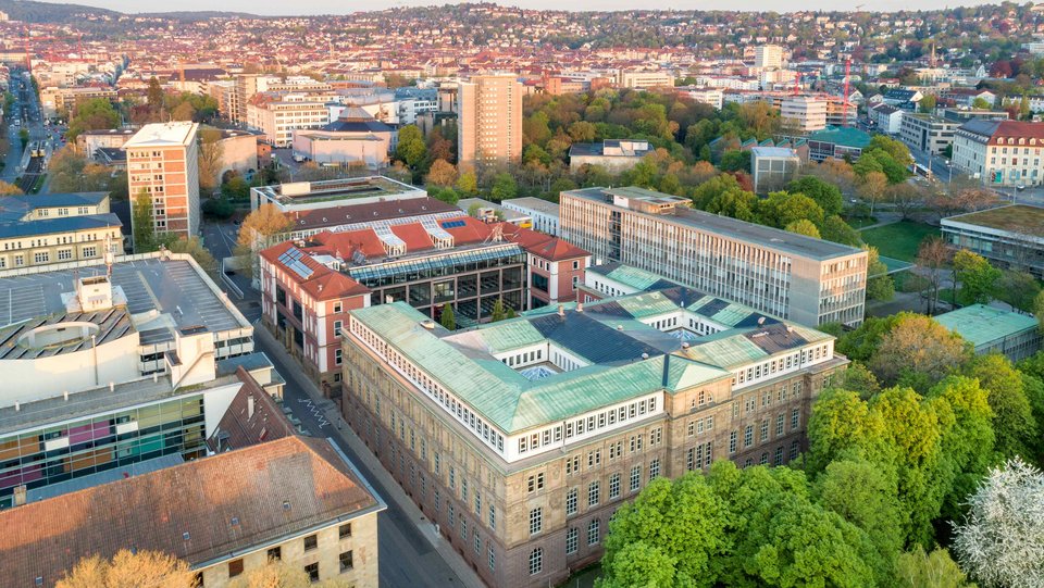 Ein Luftbild der gesamten Gebäude der HFT Stuttgart - dort können Studentinnen und Studenten in 35 Studiengängen praxisnah und mitten in der Stadt studieren