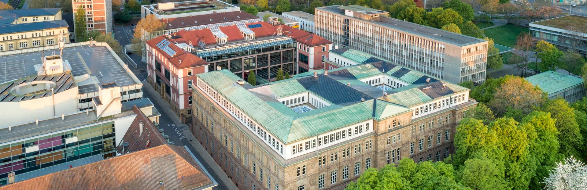 Ein Luftbild der gesamten Gebäude der HFT Stuttgart - dort können Studentinnen und Studenten in 35 Studiengängen praxisnah und mitten in der Stadt studieren