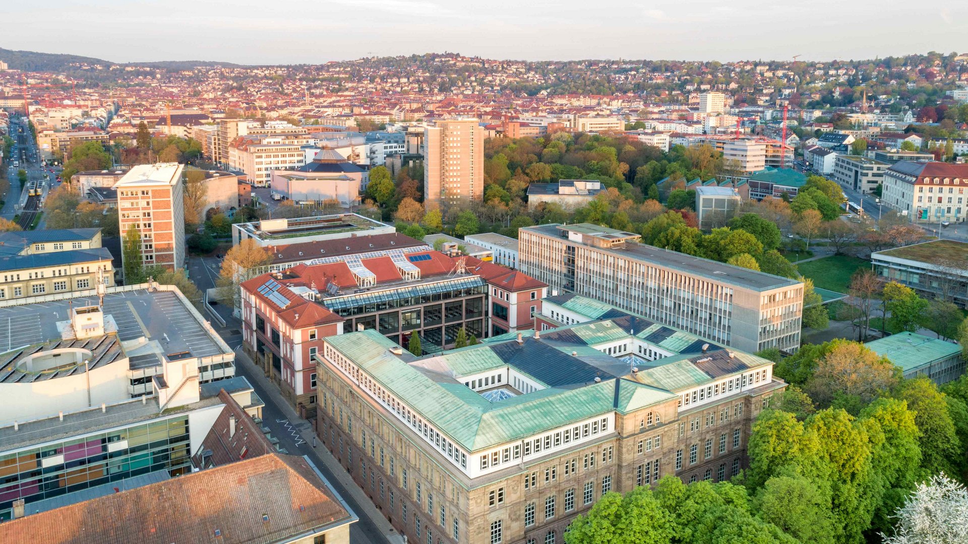Ein Luftbild der gesamten Gebäude der HFT Stuttgart - dort können Studentinnen und Studenten in 35 Studiengängen praxisnah und mitten in der Stadt studieren