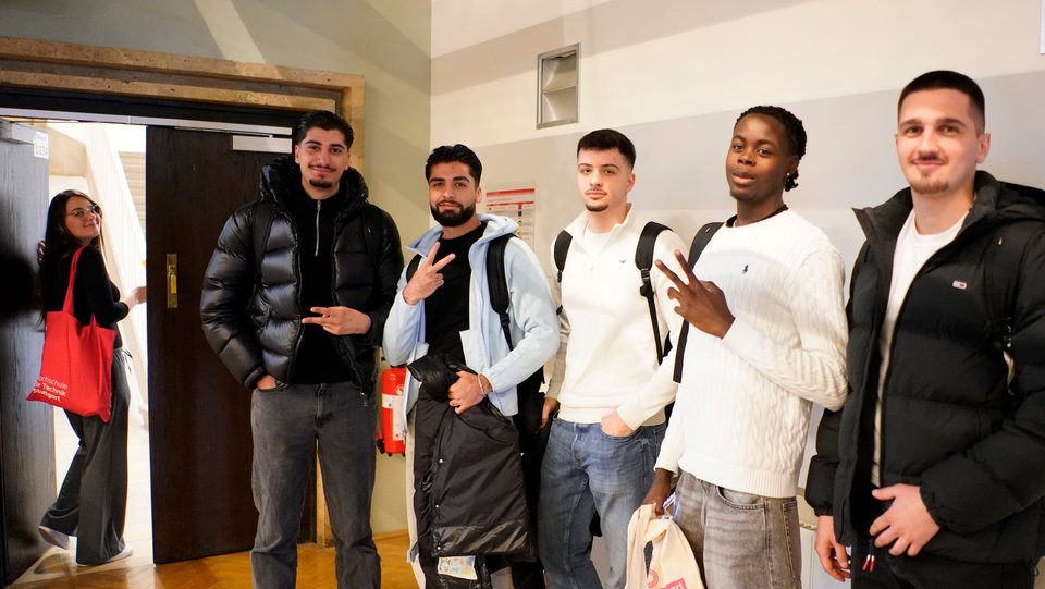 Studierende in einem Seminarraum