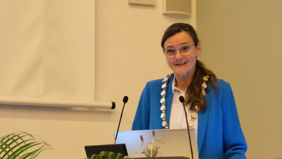 Rektorin Prof. Dr. Katja Rade am Rednerpult