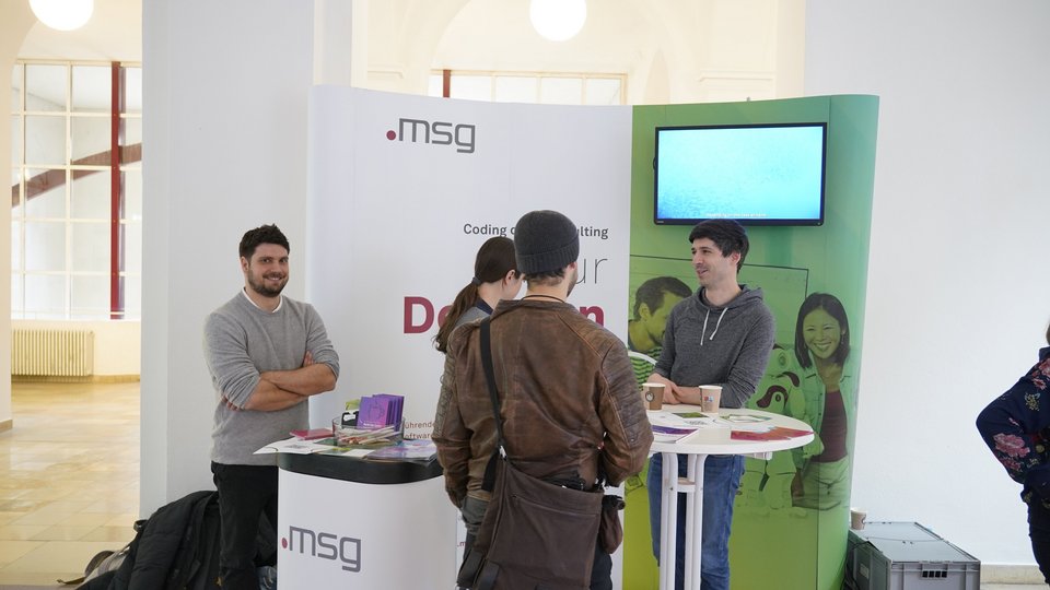 Studierende werden am Infostand beraten